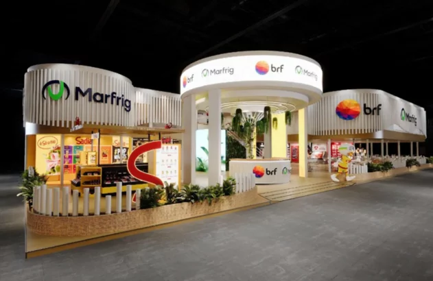 Stand de BRF e Marfrig, empresas que possuem o mesmo controlador