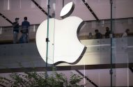 Logo iluminado da Apple, que lançará o iPhone 17 em setembro de 2025, em loja de vidro