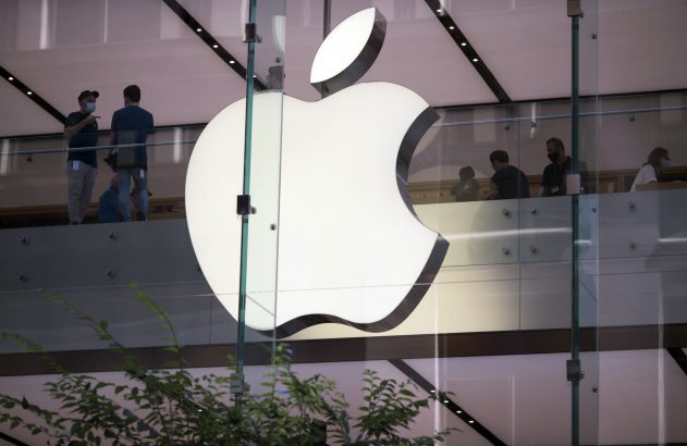 Logo iluminado da Apple, que lançará o iPhone 17 em setembro de 2025, em loja de vidro