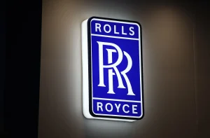 Logo da fabricante de automóveis Rolls Royce com brilho ao fundo