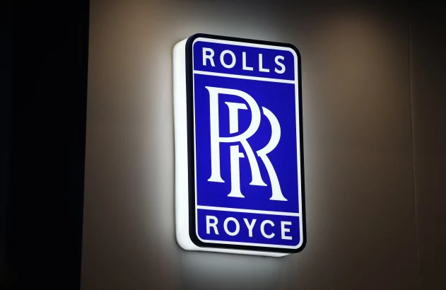 Logo da fabricante de automóveis Rolls Royce com brilho ao fundo