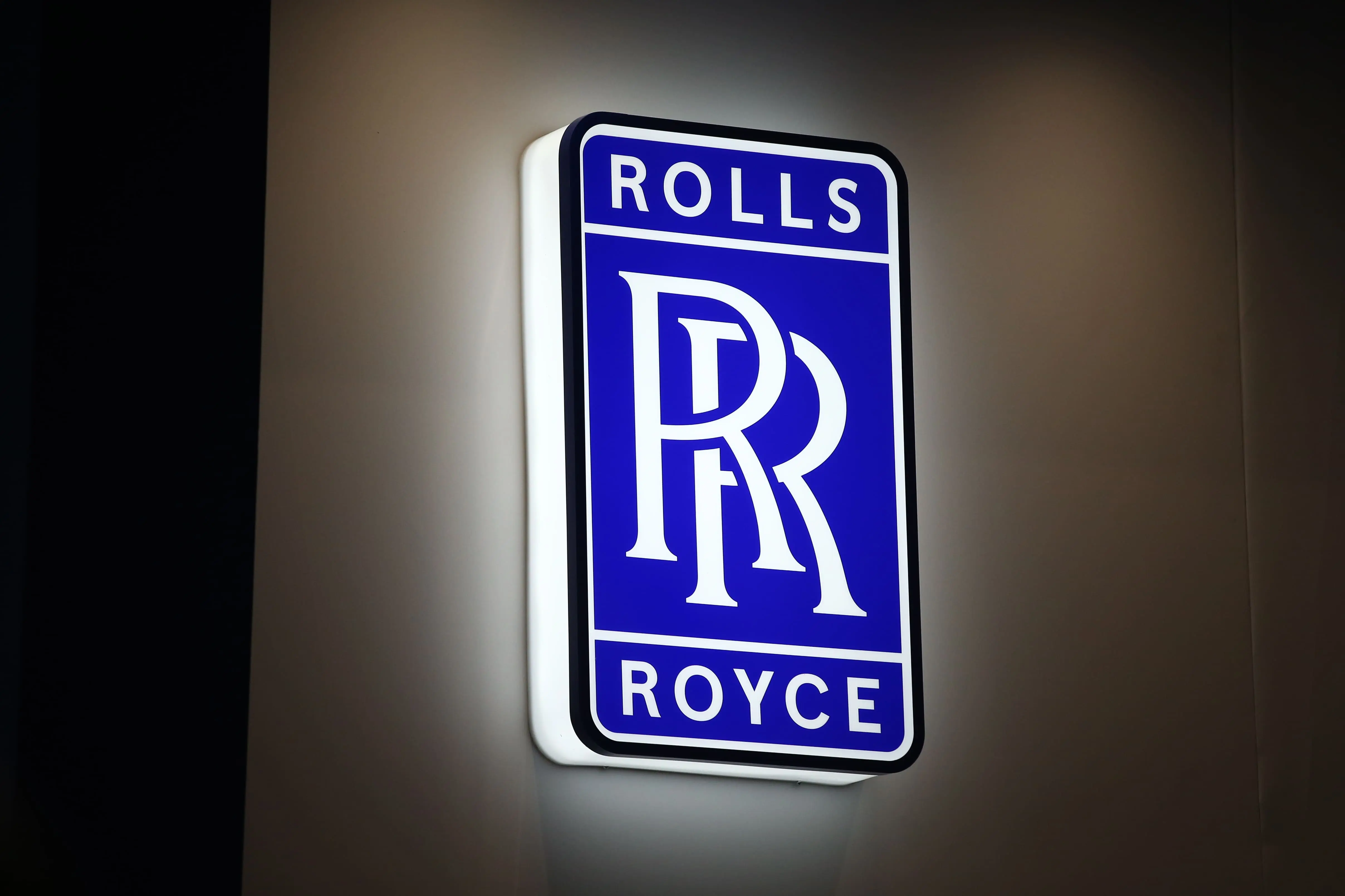 Logo da fabricante de automóveis Rolls Royce com brilho ao fundo