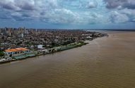 Foto mostra vista aérea de Belém do alto, nas margens do Rio Amazonas