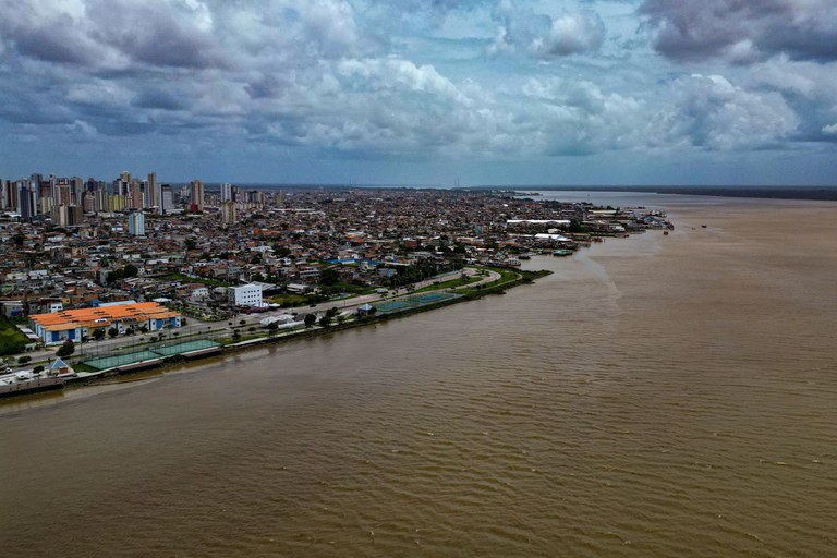 Foto mostra vista aérea de Belém do alto, nas margens do Rio Amazonas