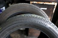 Dois pneus da Bridgestone estão um em frente ao outro