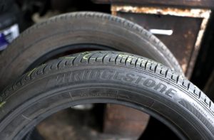 Dois pneus da Bridgestone estão um em frente ao outro