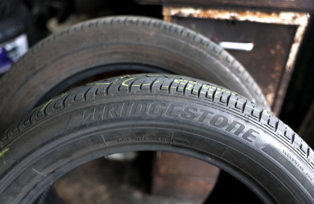 Dois pneus da Bridgestone estão um em frente ao outro