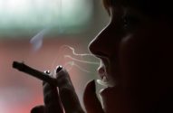 Tabaco: mostra está de perfil fumando um cigarro