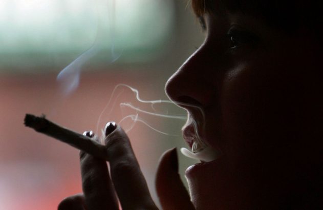Tabaco: mostra está de perfil fumando um cigarro