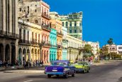 Cuba com seus carros coloridos e prédios históricos