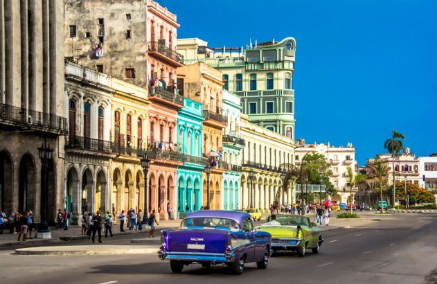 Cuba com seus carros coloridos e prédios históricos