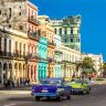Cuba com seus carros coloridos e prédios históricos