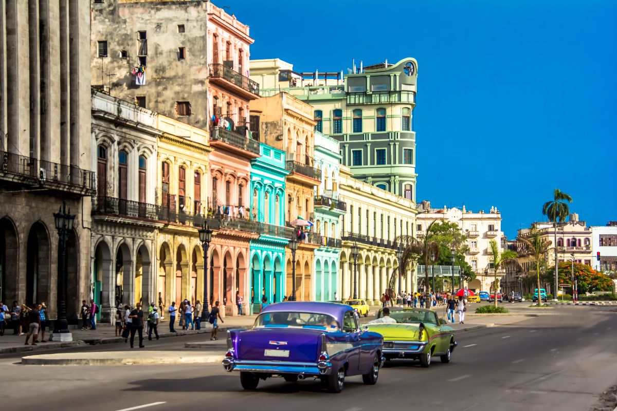 Cuba com seus carros coloridos e prédios históricos