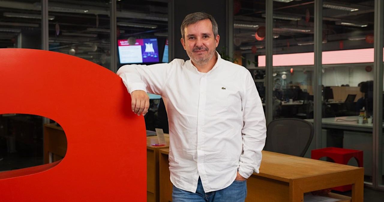 Leonardo Coelho, CEO da Americanas - Homem branco, de camisa branca
