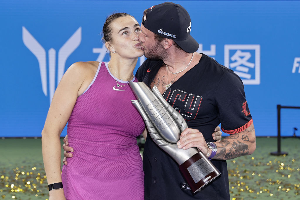 Aryna Sabalenka ao lado de Georgios Frangulis após vencer o WTA 1000 de Wuhan, na China, em outubro do ano passado