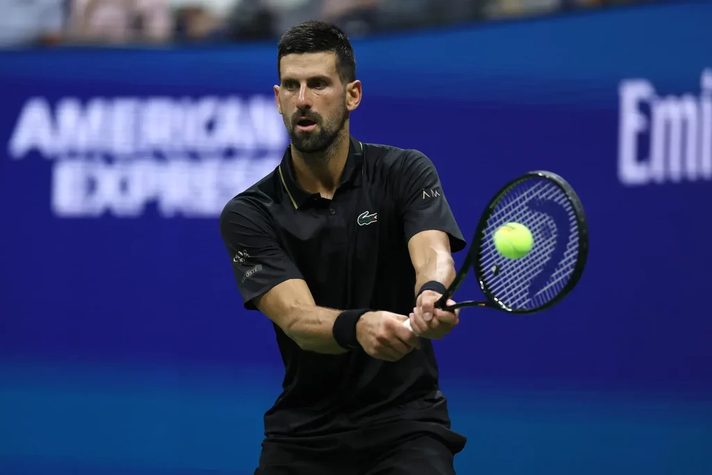 Djokovic, na imagem com uma raquete de tênis, é embaixador e garoto-propaganda da Lacoste