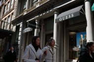 Fachada de loja da Guess