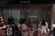 Mulheres formam fila em frente à vitrine da loja H&M no Shopping Iguatemi