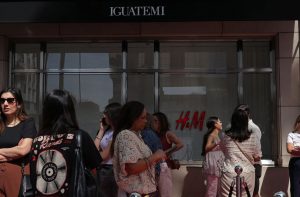Mulheres formam fila em frente à vitrine da loja H&M no Shopping Iguatemi