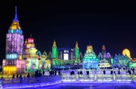 Imagem da cidade de Hargin, sul da China, com seus prédios coloridos durante o inverno