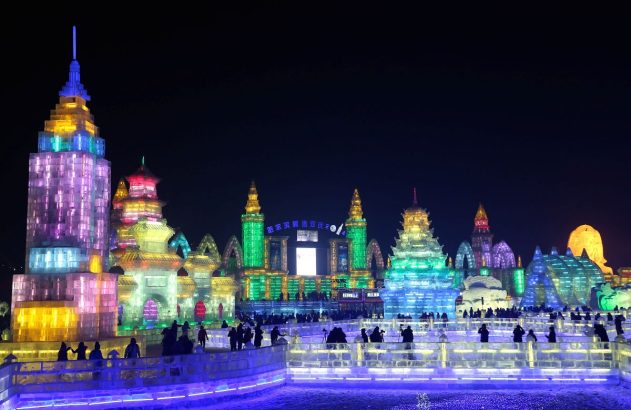 Imagem da cidade de Hargin, sul da China, com seus prédios coloridos durante o inverno