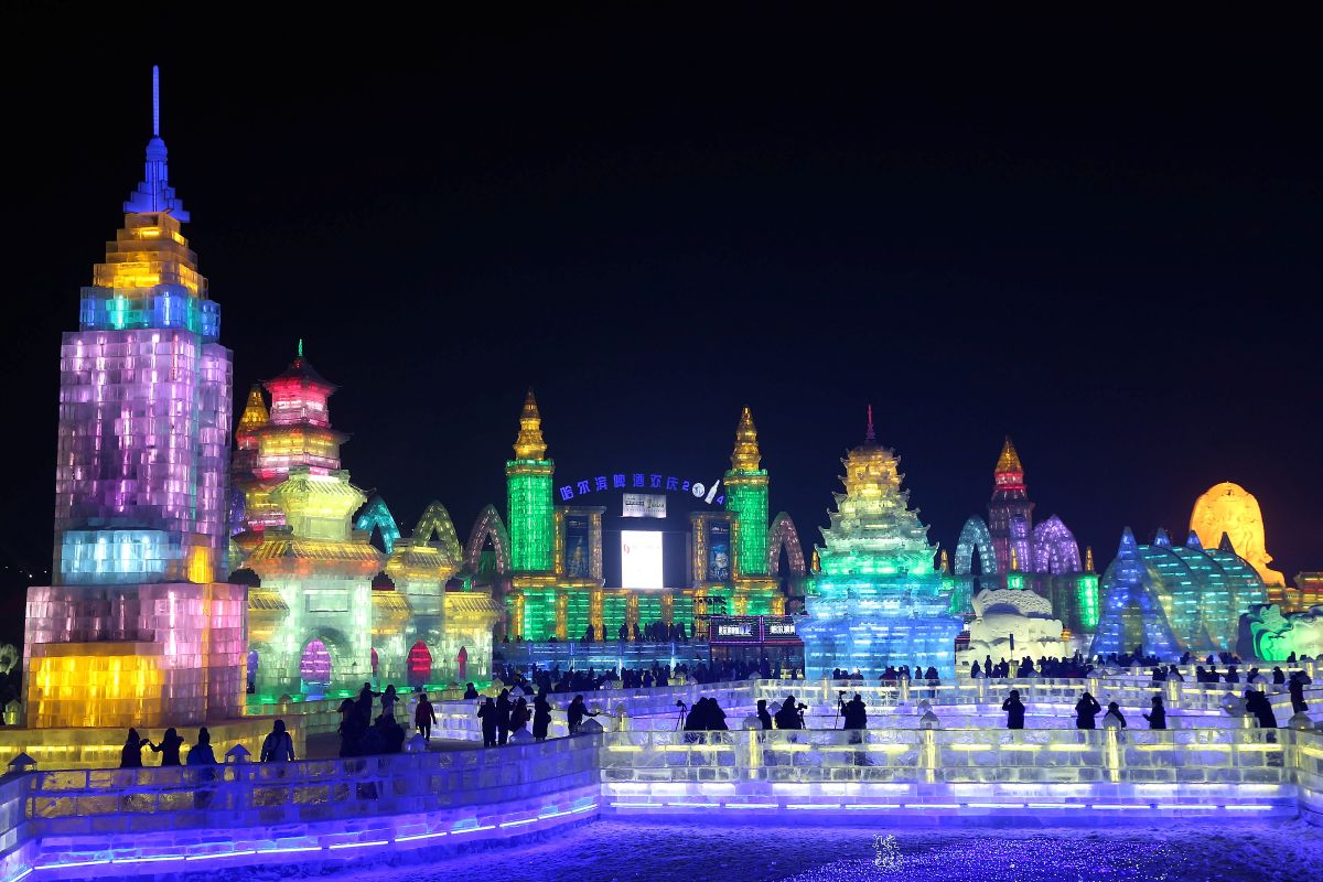 Imagem da cidade de Hargin, sul da China, com seus prédios coloridos durante o inverno