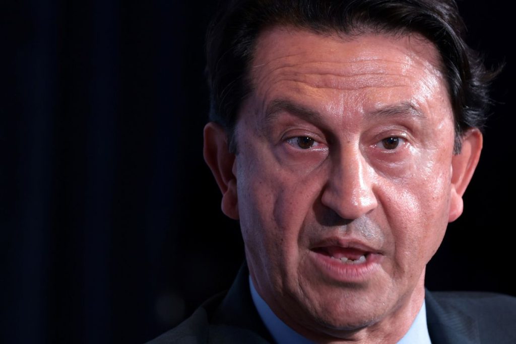 Imagem de José Muñoz, CEO da Hyundai, ele é moreno, olhos escuros e está com a boca aberta olhando para o lado