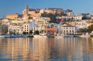Imagem de Ibiza vista do mar, repleta de casas e imóveis