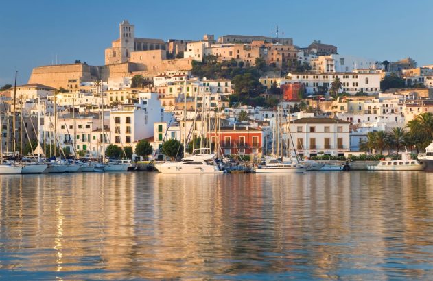 Imagem de Ibiza vista do mar, repleta de casas e imóveis