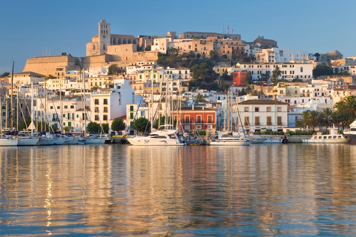 Imagem de Ibiza vista do mar, repleta de casas e imóveis