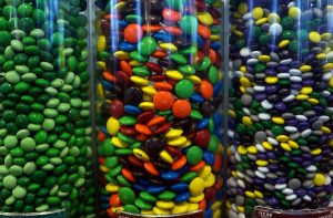 Imagem dos chocolates M&M's verdes e coloridos