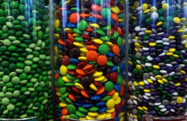 Imagem dos chocolates M&M's verdes e coloridos