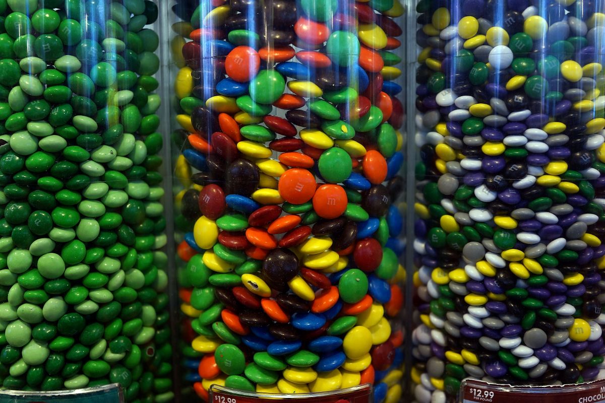 Imagem dos chocolates M&M's verdes e coloridos