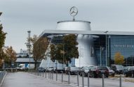 Fachada da Merces-Benz, um prédio cinza com o símbolo da empressa no topo