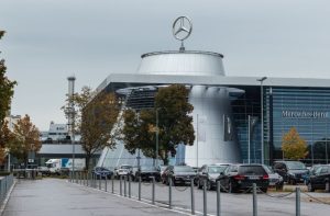 Fachada da Merces-Benz, um prédio cinza com o símbolo da empressa no topo