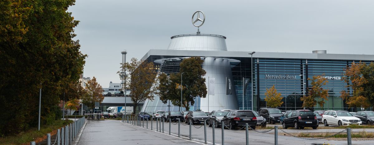 Fachada da Merces-Benz, um prédio cinza com o símbolo da empressa no topo