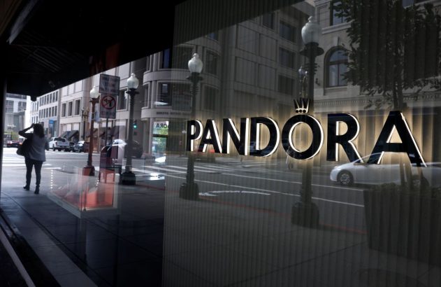 Fachada da loja Pandora, que vende joias, logotipo é preto, iluminação está por traz de cada letra