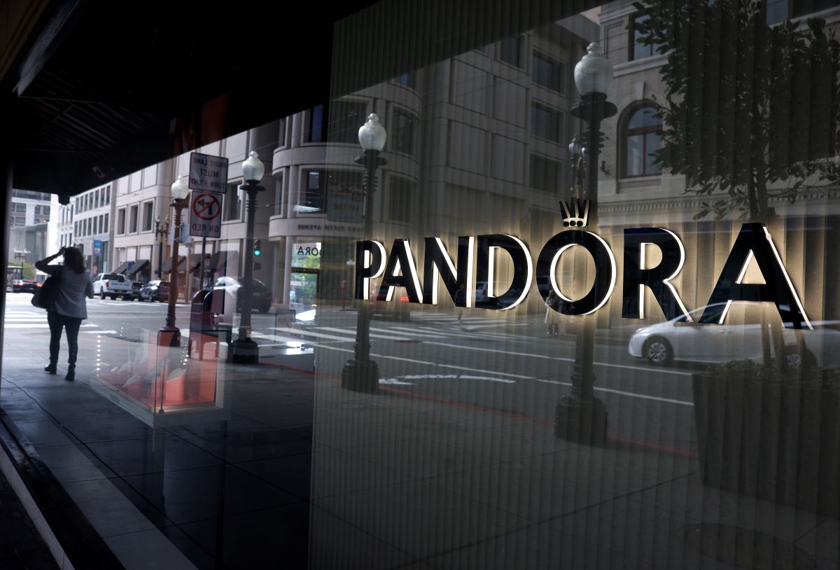 Fachada da loja Pandora, que vende joias, logotipo é preto, iluminação está por traz de cada letra