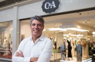 Paulo Correa (homem branco de braços cruzados), CEO da C&A, posa em frente a uma loja