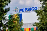 Imagem da fachada da Pepsico, com letreiros azul e um muro branco