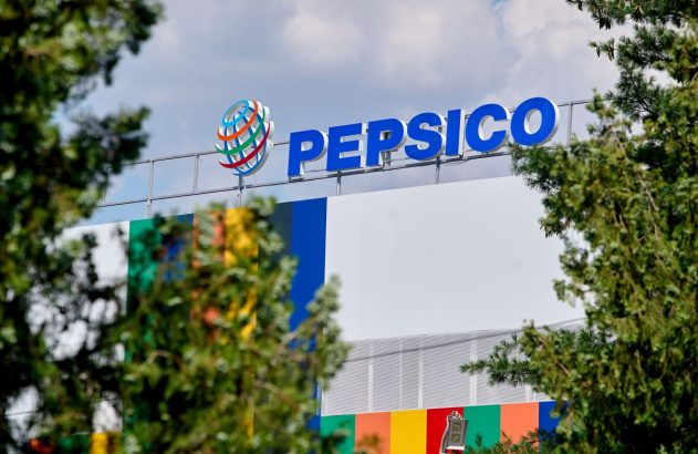 Imagem da fachada da Pepsico, com letreiros azul e um muro branco