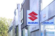 Fachada de loja da Suzuki, com o logotipo em vermelho em formato de "S"