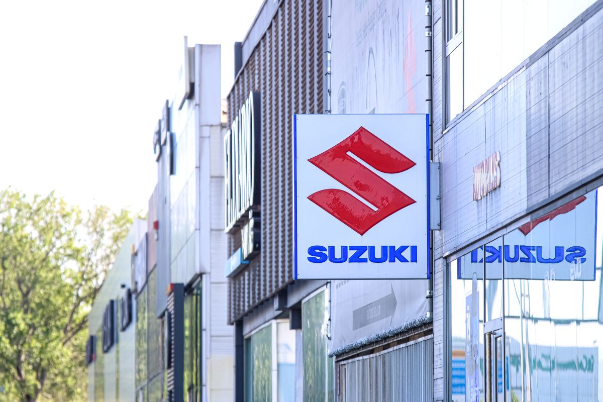 Fachada de loja da Suzuki, com o logotipo em vermelho em formato de "S"