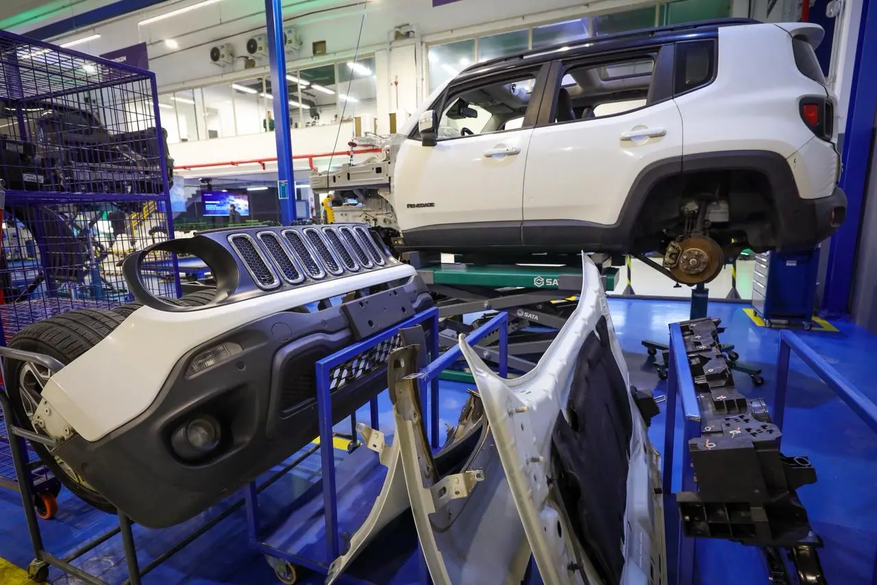 Centro de desmontagem de carros da Stellantis, para posterior venda de peças usadas vindas de carros que chegaram ao fim de sua vida útil