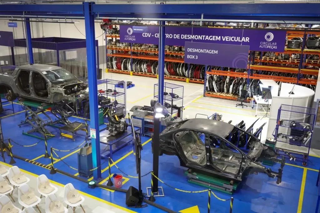 Centro de desmontagem de carros da Stellantis, para posterior venda de peças usadas vindas de carros que chegaram ao fim de sua vida útil
