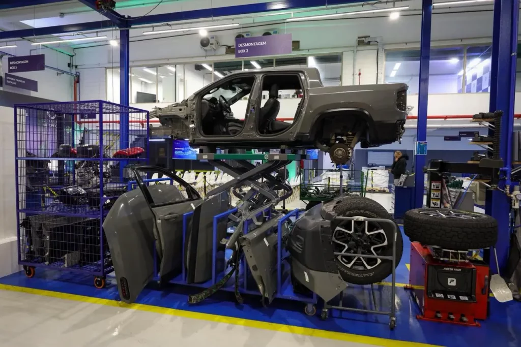 Centro de desmontagem de carros da Stellantis, para posterior venda de peças usadas vindas de carros que chegaram ao fim de sua vida útil