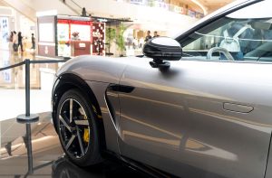 Frente de um carro Xiaomi prata que está dentro de um shopping