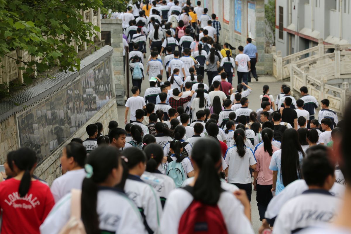 Estudantes chineses vão para o gaokao, vestibular na China
