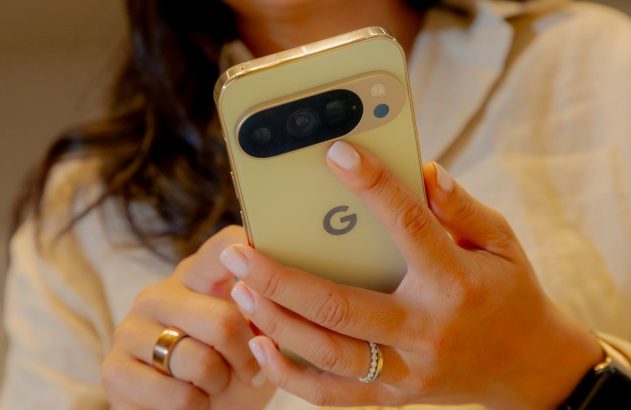 Moça segura um smartphone do Google