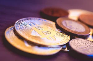 moedas de cripto em cima de uma mesa